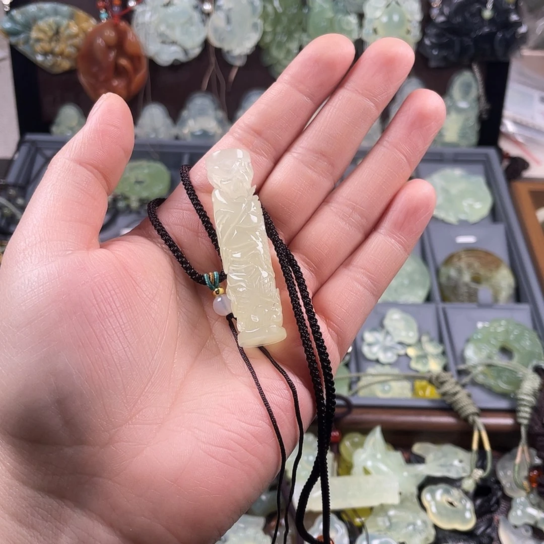 各****岫玉未镶嵌吊坠(赠链)