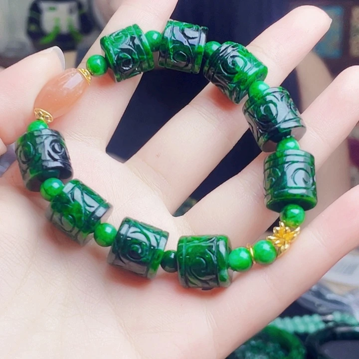 翡翠未镶嵌颈饰多样性