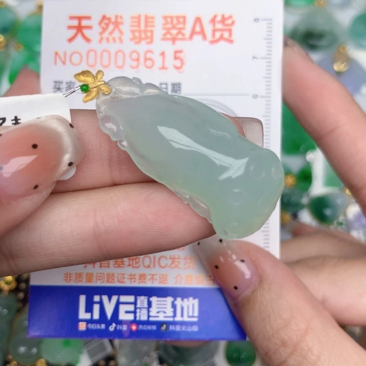 翡翠18K金镶嵌颈饰莲蓬