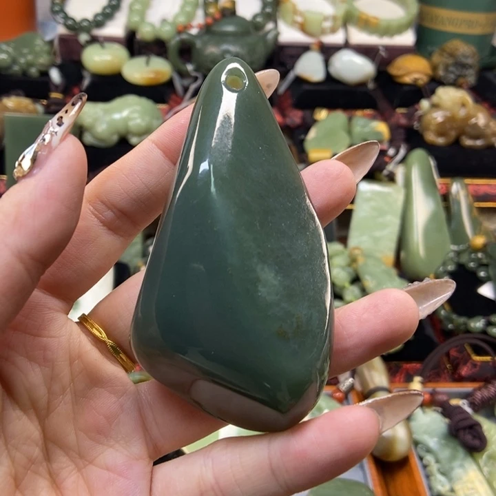 未镶嵌岫岩老玉（透闪石质玉）把件