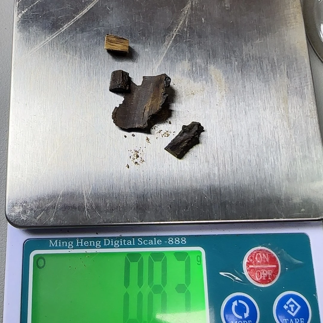 沉香文莱碎料沉水0.85克