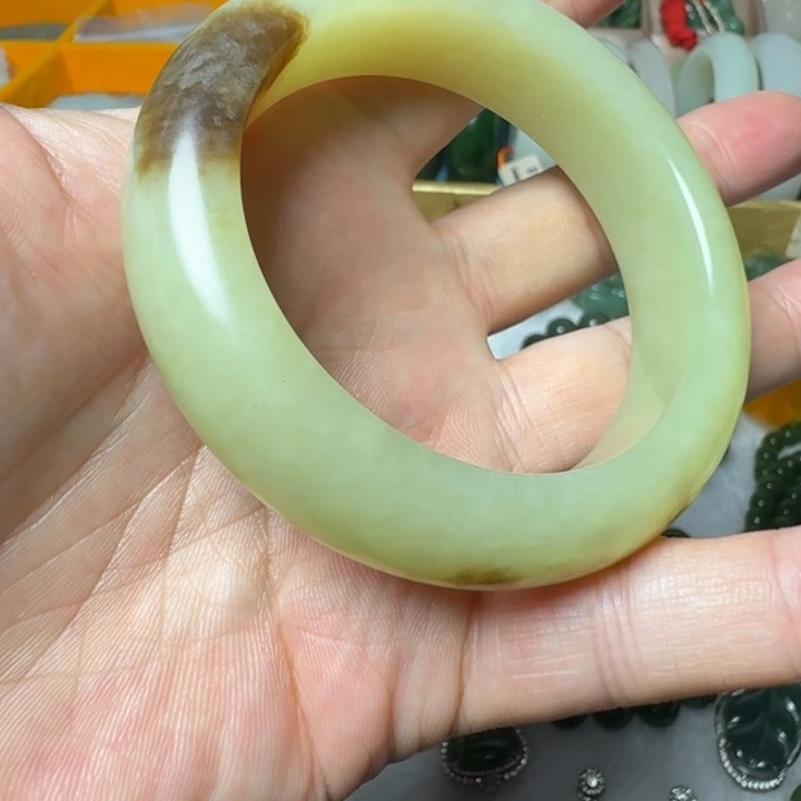 和田玉未镶嵌手镯