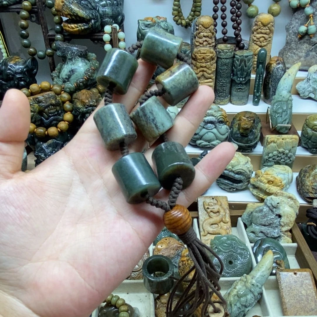 未镶嵌岫岩河磨玉（透闪石质玉）把件