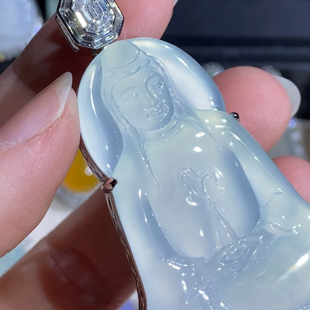 菡***主翡翠18K金镶嵌颈饰观音