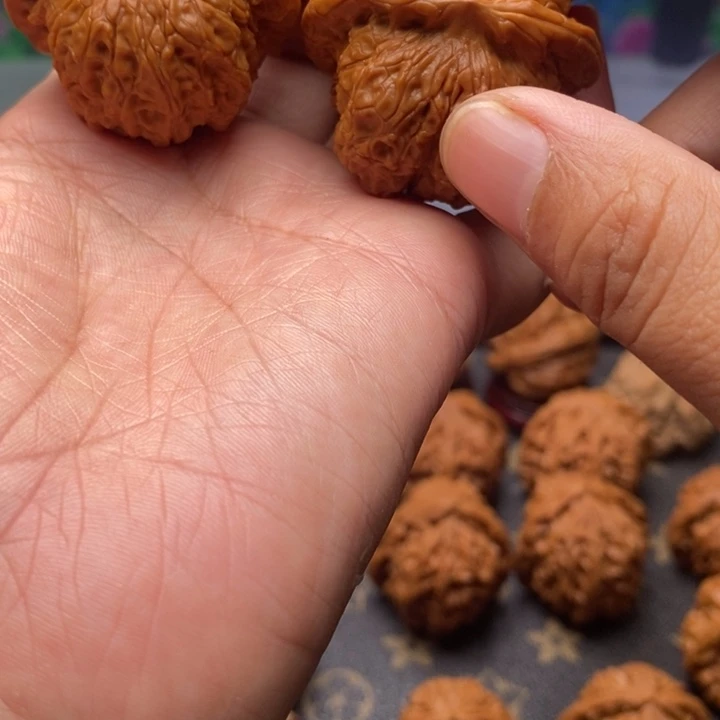 隐***线把件文玩核桃血麒麟