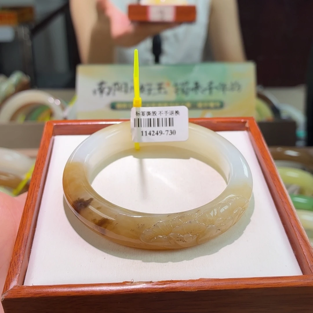 和田玉手镯未镶嵌28。 54