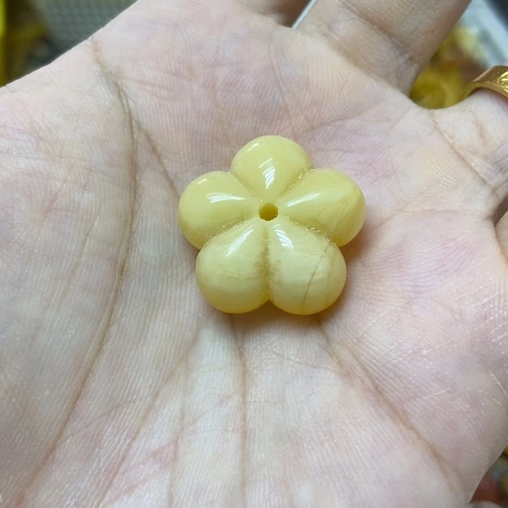 蜜蜡未镶嵌裸石吊坠