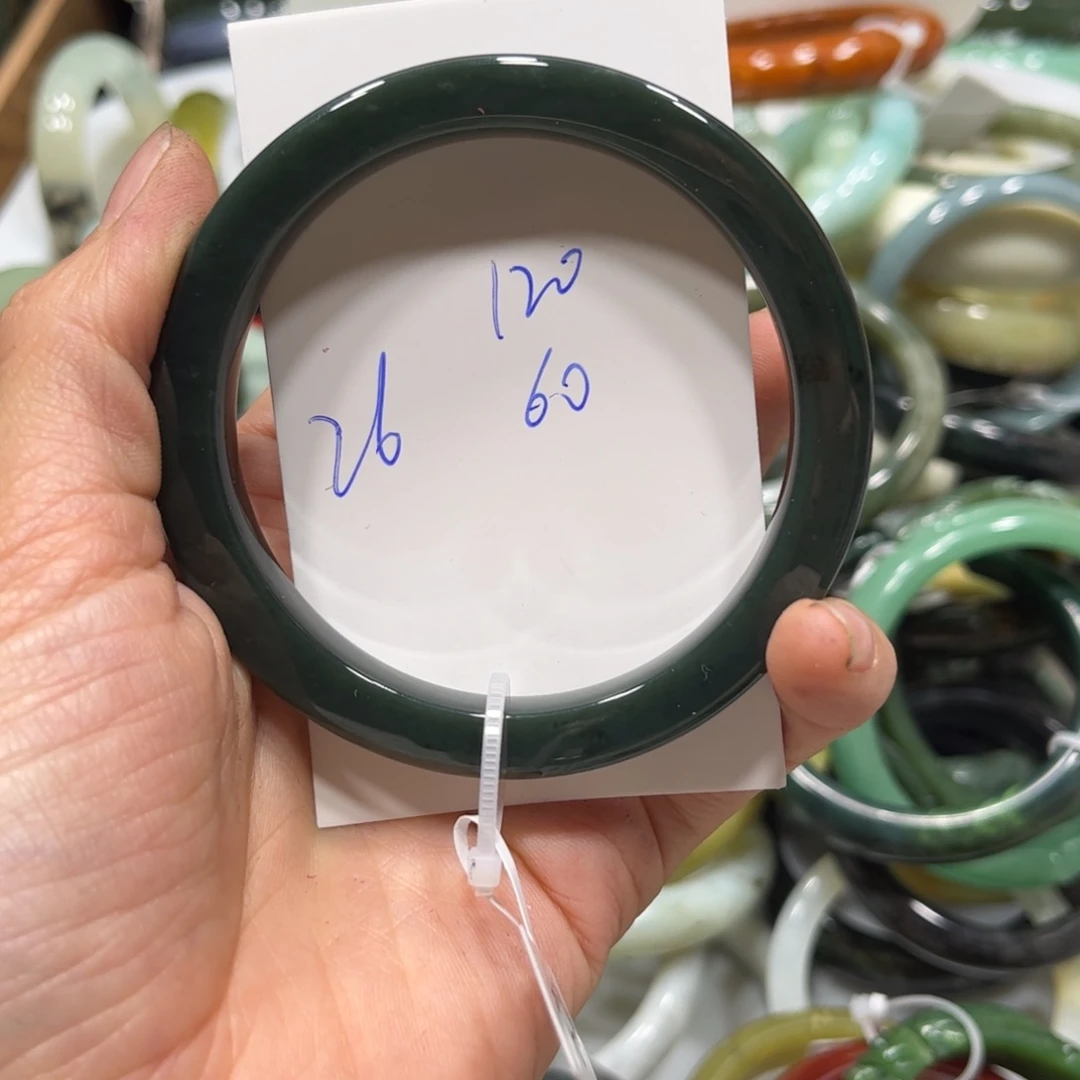 和田玉手镯未镶嵌见****?