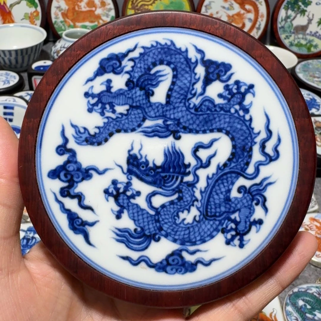 瓷片中***著精品龙摆件一个