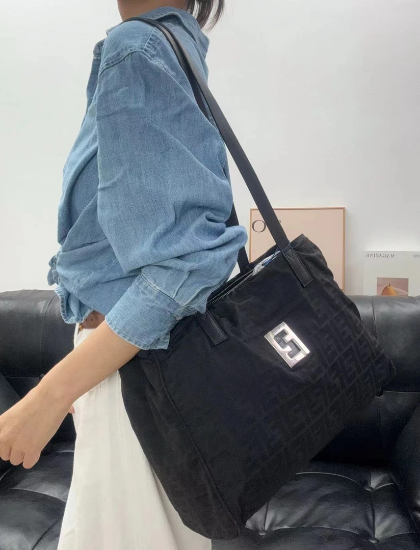 95新 FENDI/芬迪 黑银老花单肩包托特包/秋境 09557