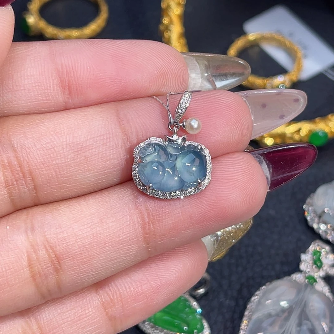 翡翠18K金镶嵌颈饰唐马