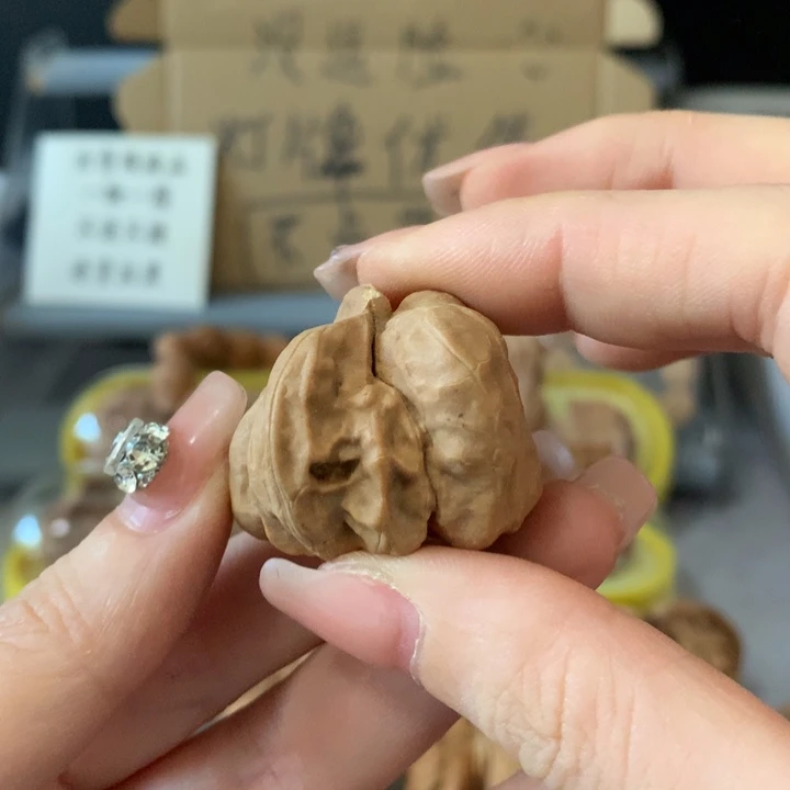 江***2吊坠文玩核桃异形单只，有瑕疵