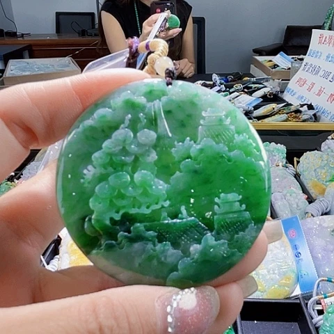 翡翠未镶嵌颈饰一个
