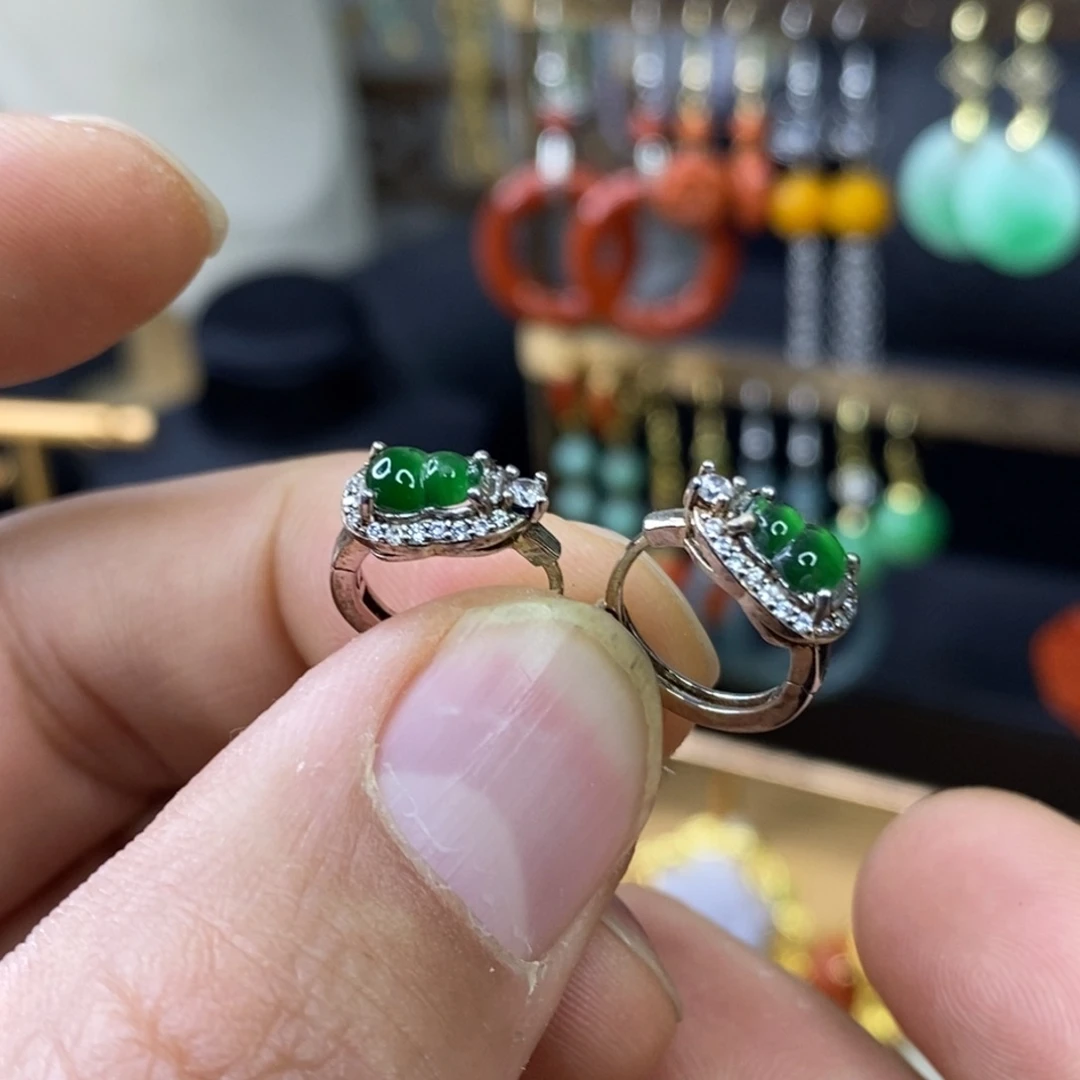 颈饰未镶嵌翡翠耳饰