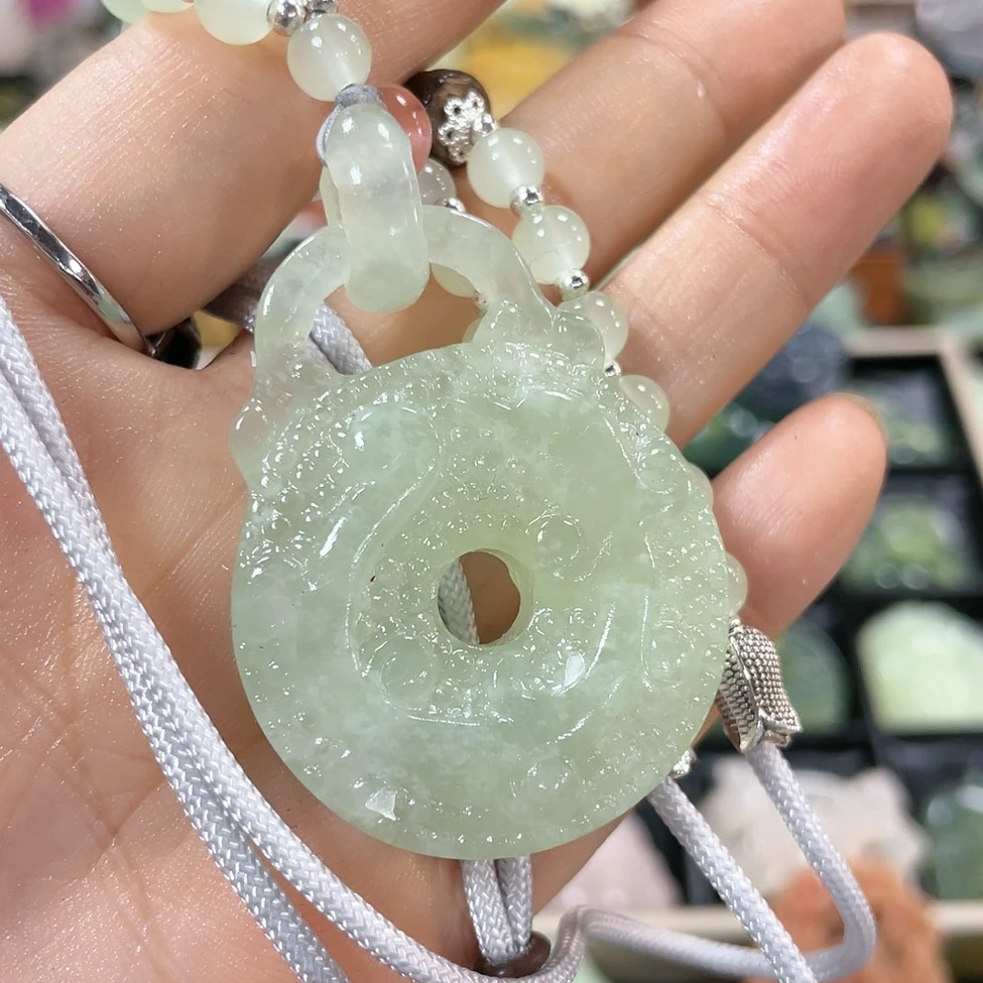 蛇纹石玉颈饰合金