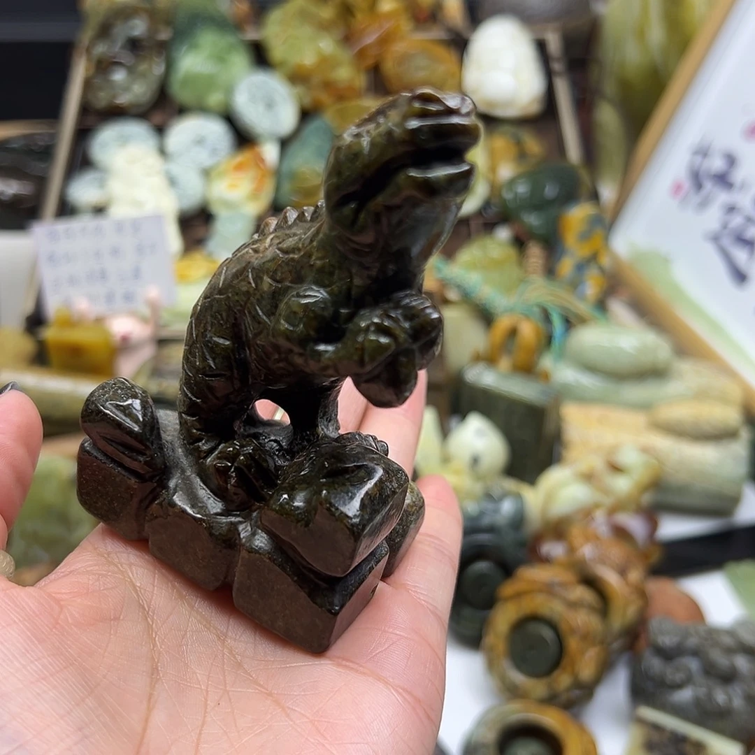 颈饰未镶嵌岫岩河磨玉（透闪石质玉）河磨玉恐龙