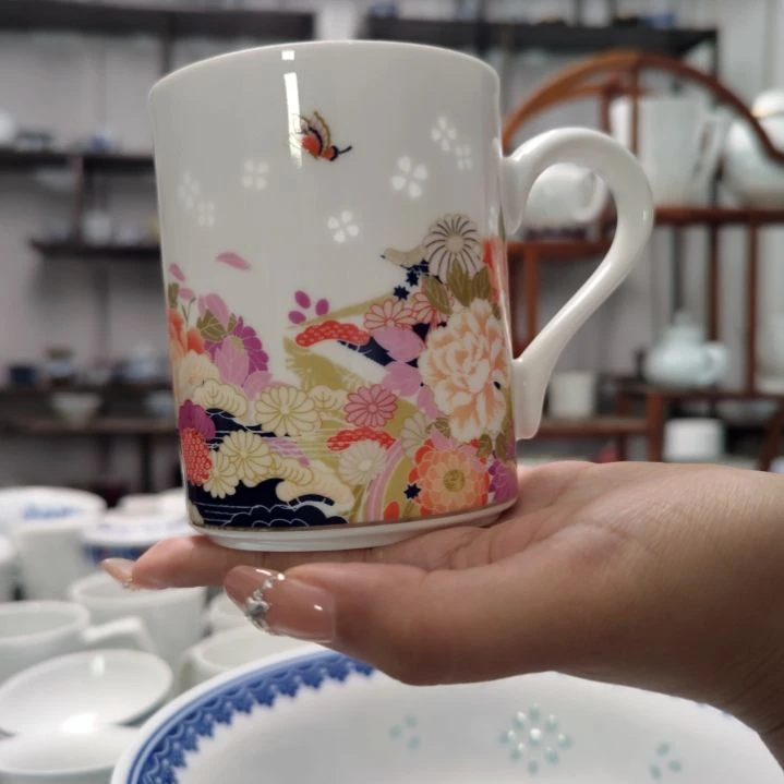 瓷花镜马克杯一个。