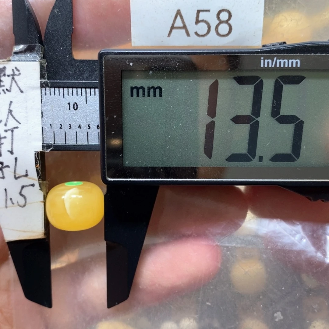 蜜蜡未镶嵌裸石满蜡带点瓷白搭配11到12的串