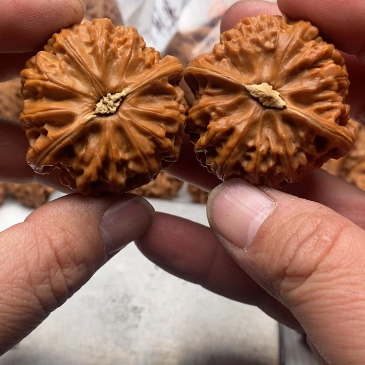 文玩核桃吊坠一****。宫灯