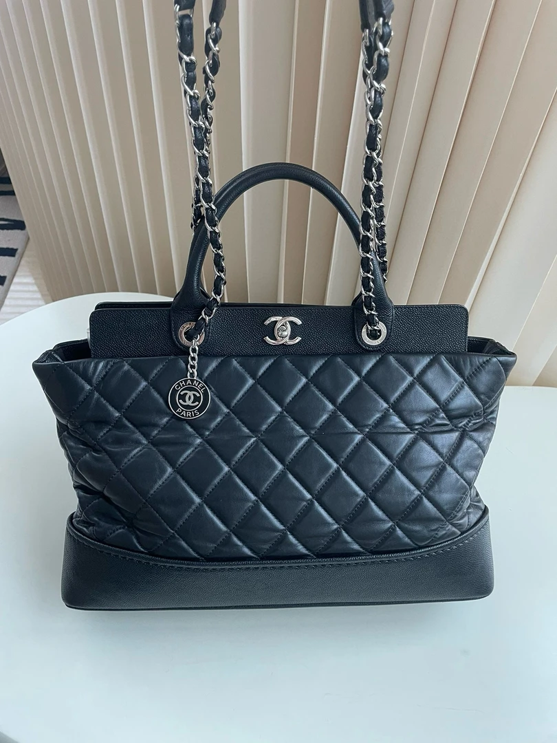 95新 Chanel/香奈儿 2612  Chanel 黑银油蜡皮徽章托特 19开