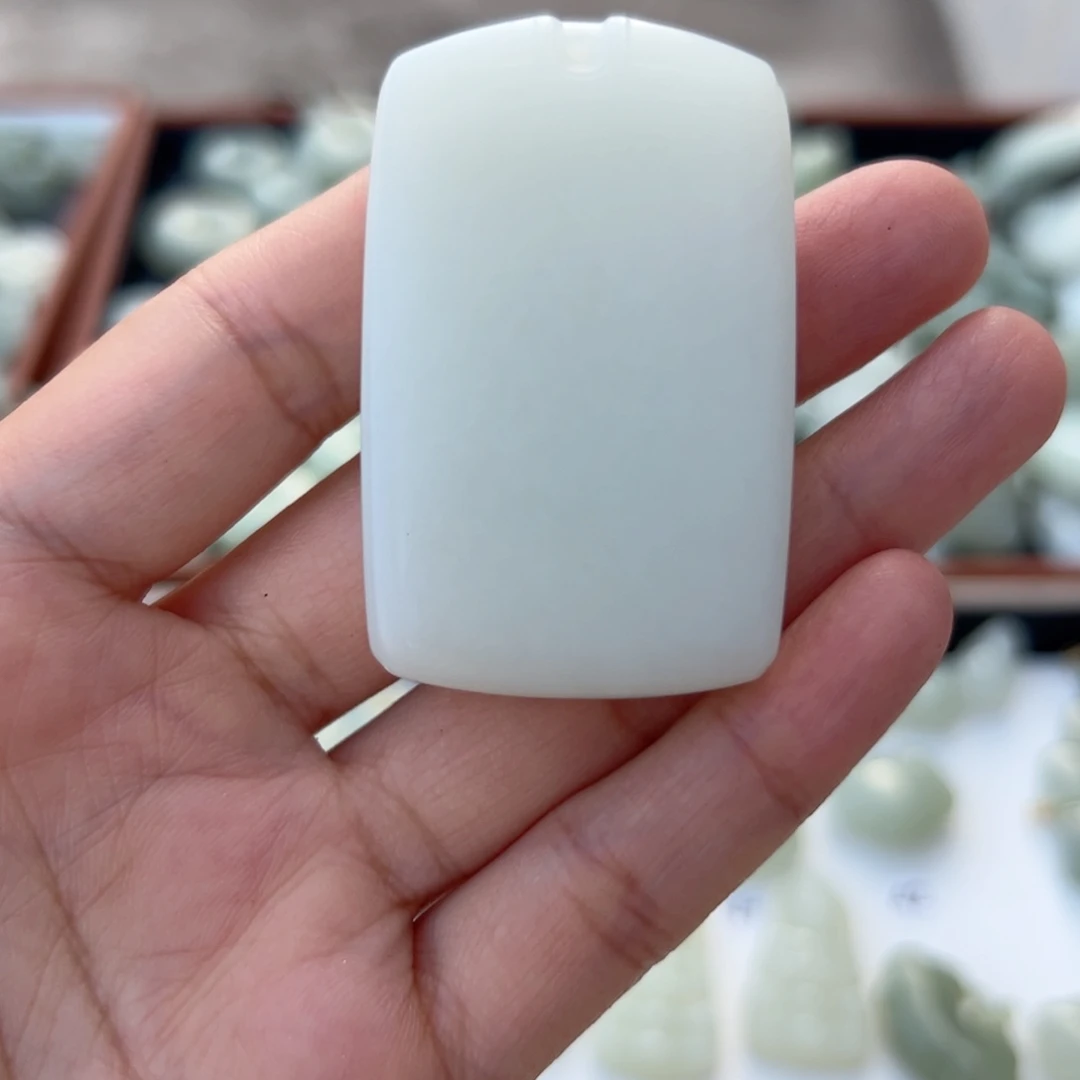 港***易和田玉未镶嵌颈饰