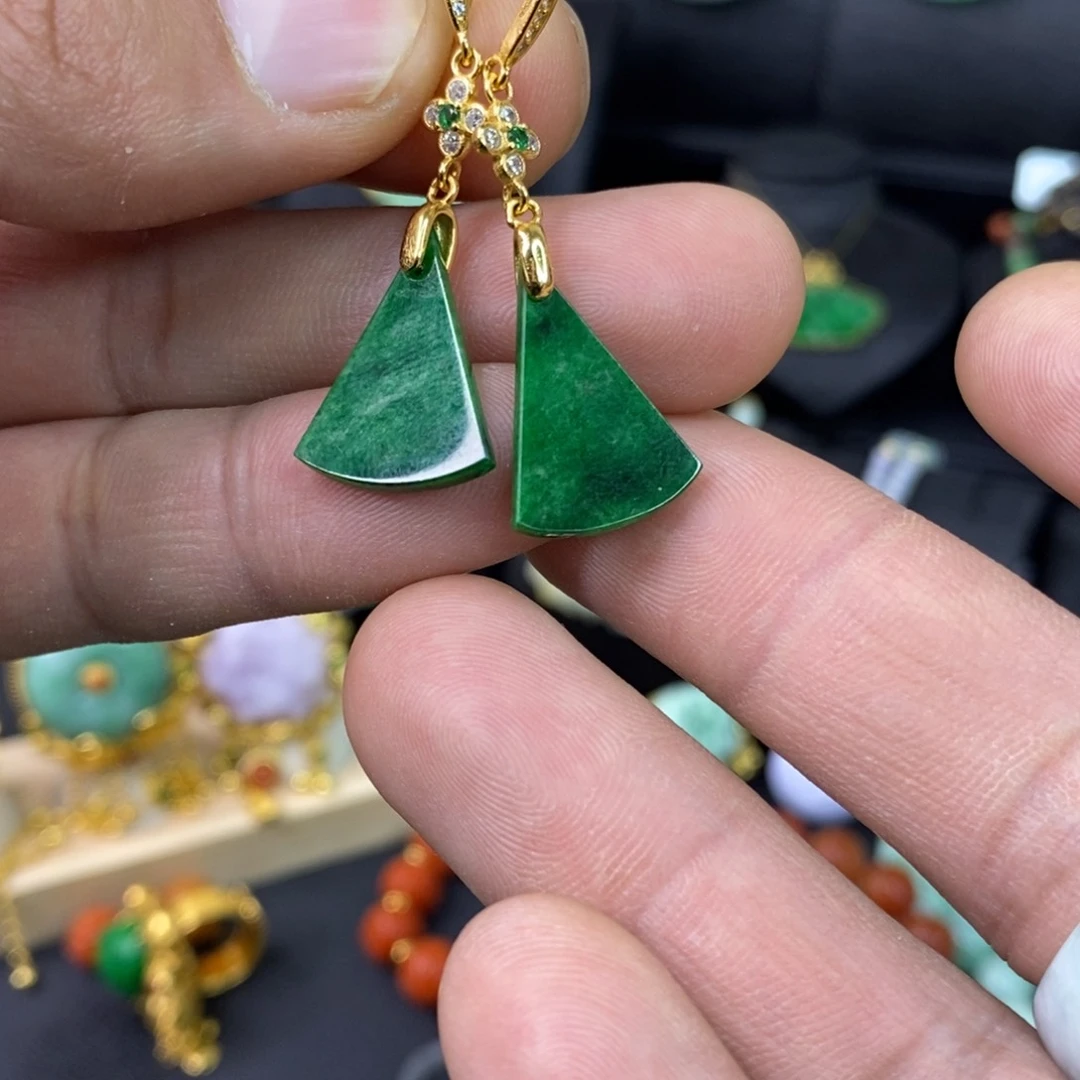 颈饰未镶嵌翡翠耳饰