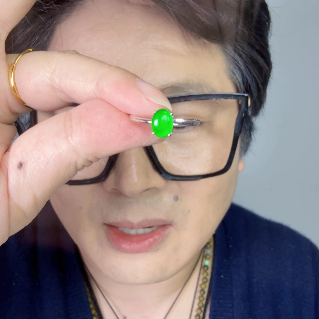 翡翠未镶嵌颈饰一件