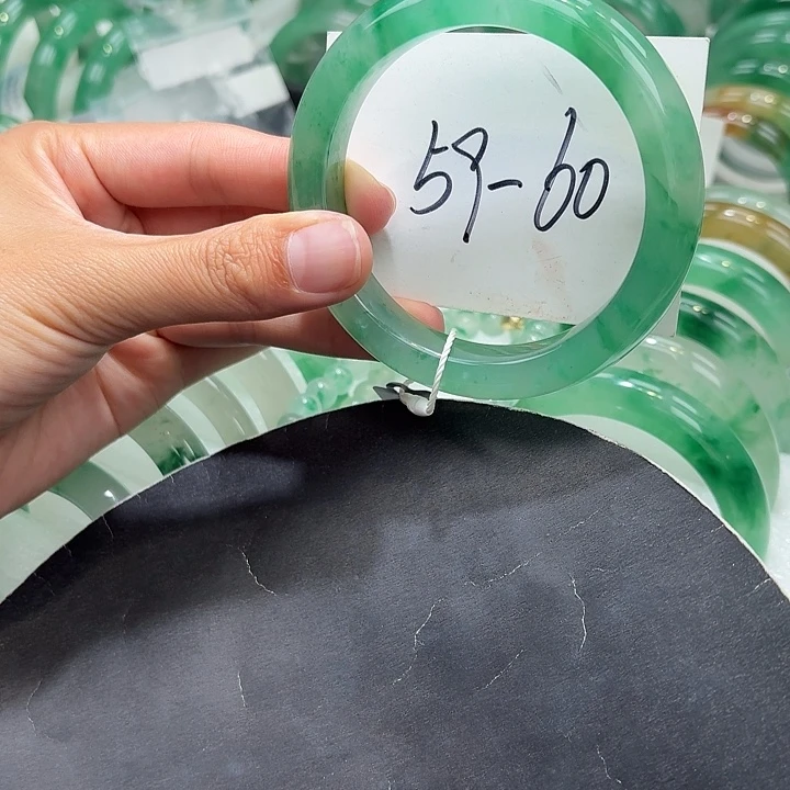未镶嵌手镯石英质玉（非洲翠）