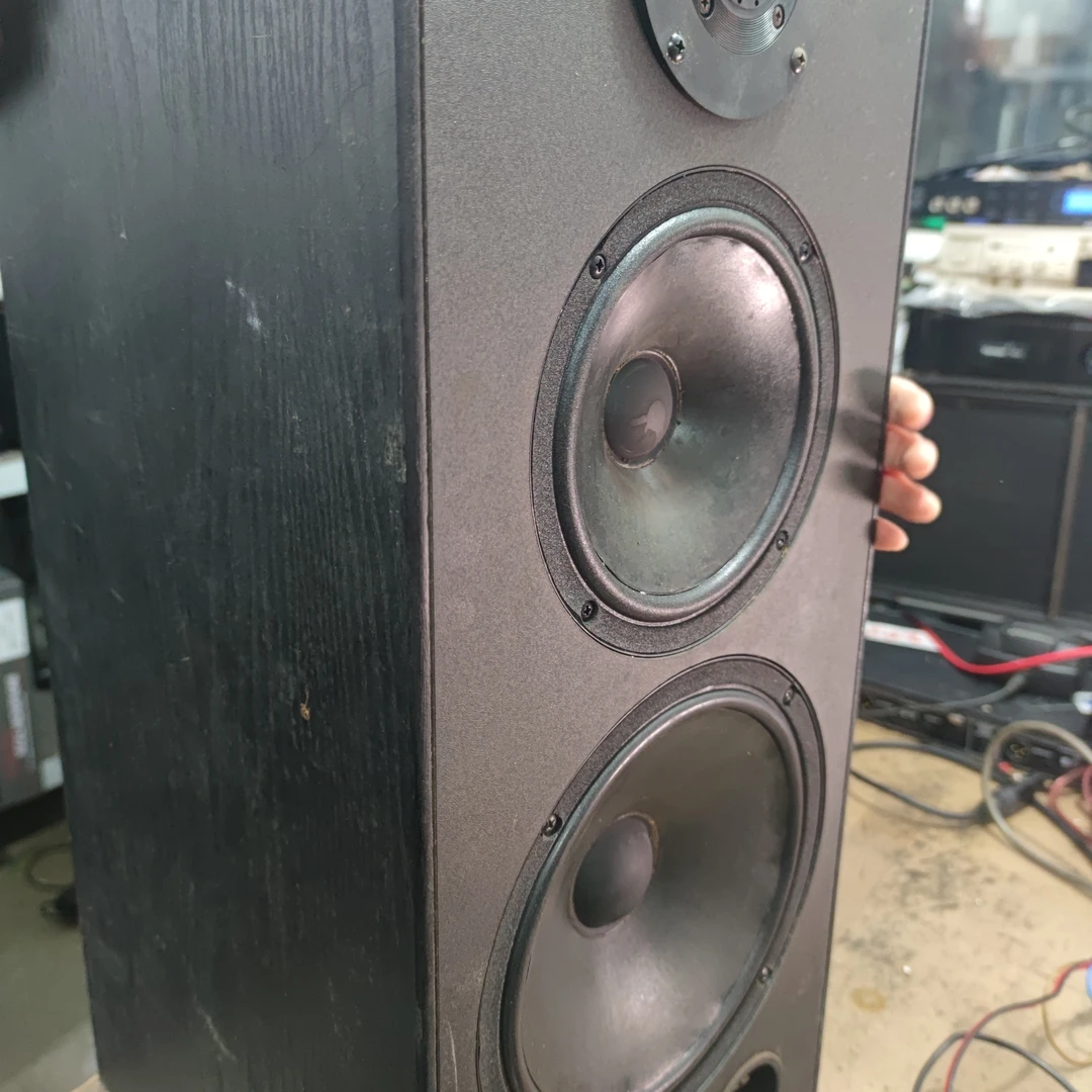 8新  二手书架音响一对，不包邮费。