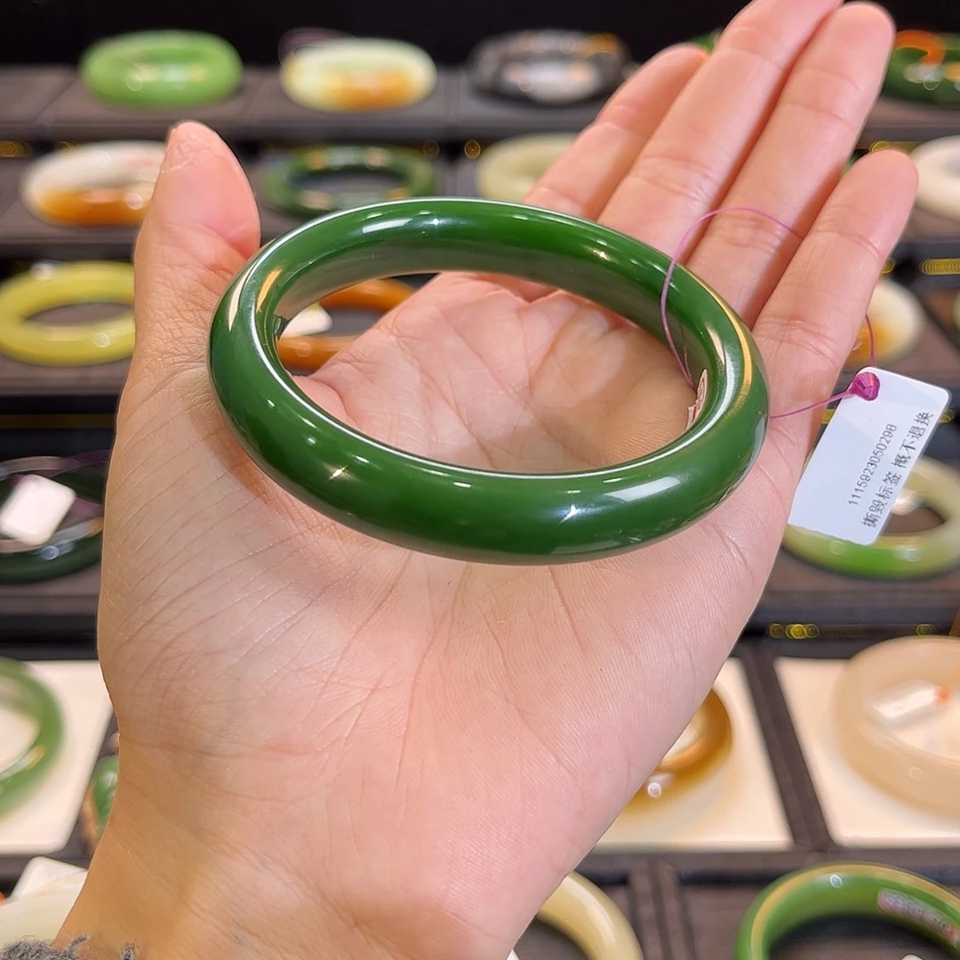 和田玉未镶嵌手镯油糕辣绿