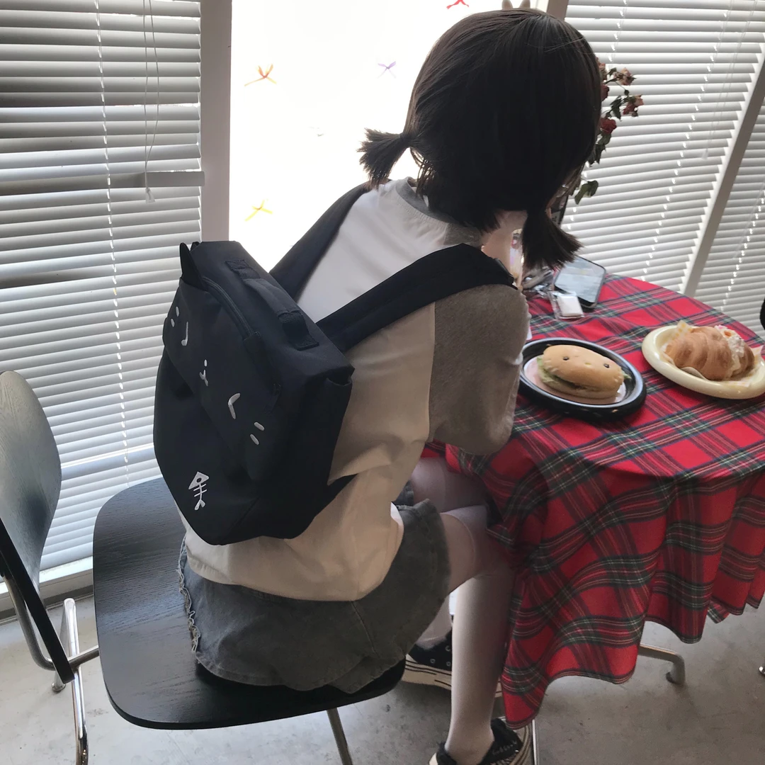 邱邱自制日系可爱帆布颜文字小鱼骨耐脏刺绣双肩背包制服包