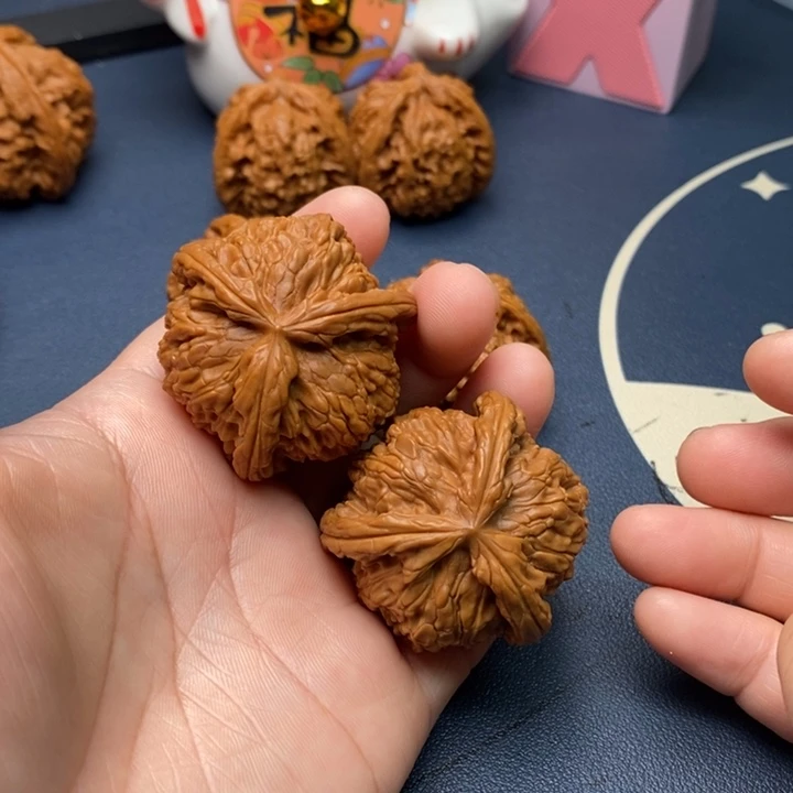 文玩核桃吊坠:三棱