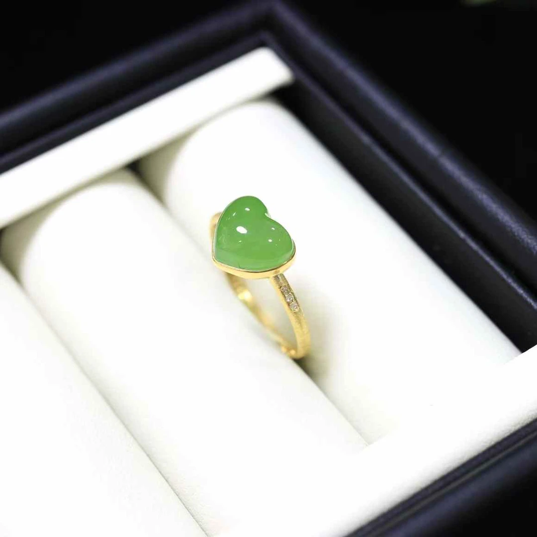 和田碧玉阳绿爱心戒指18k金镶嵌颜色浓郁艳丽水润裸石规格8*10