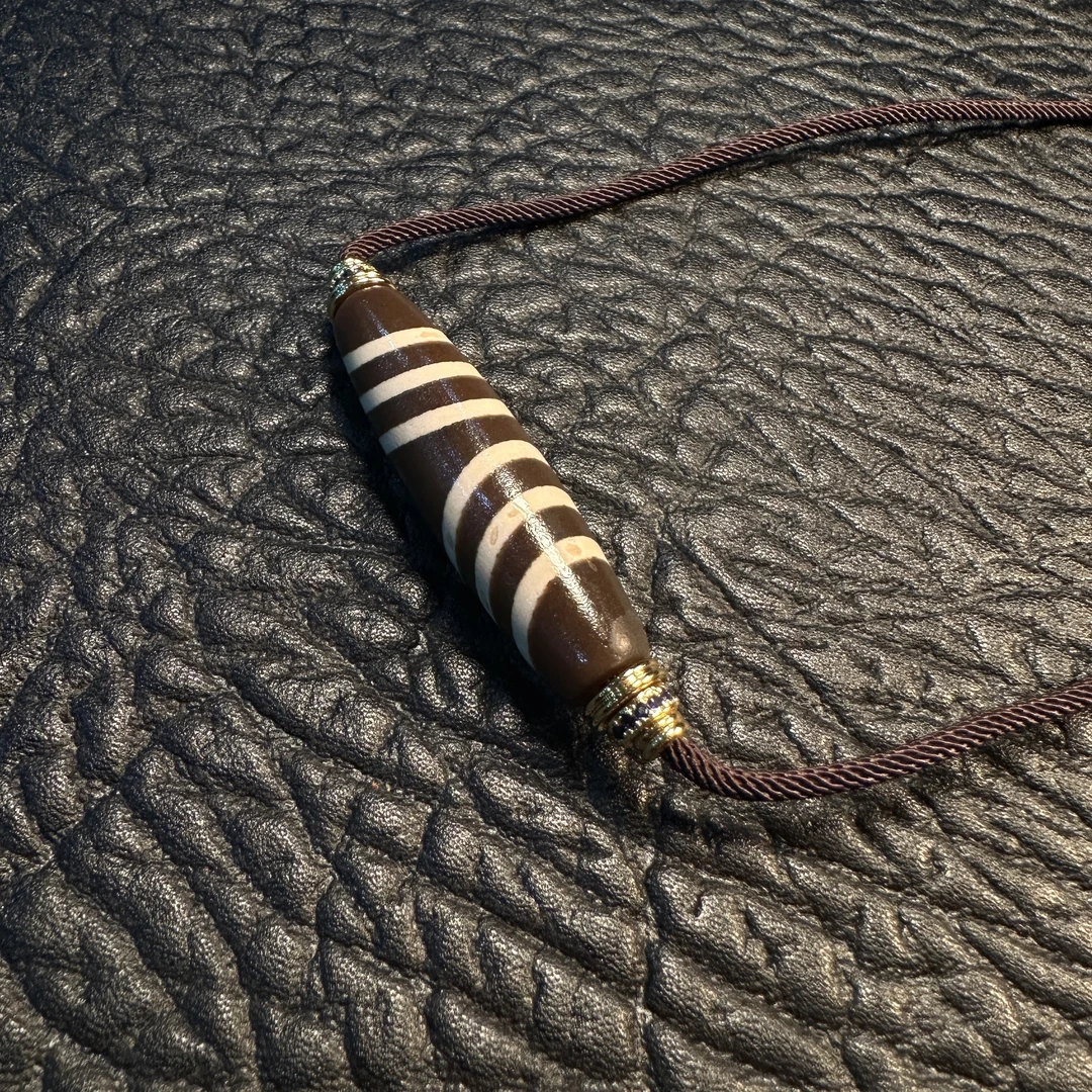 20世纪牙黄满风 化玛瑙高油多线 锁骨挂件 12.5x47.5mm  777-165