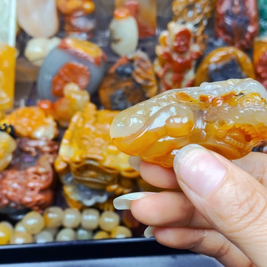 石英质玉（黄龙玉）未镶嵌颈饰