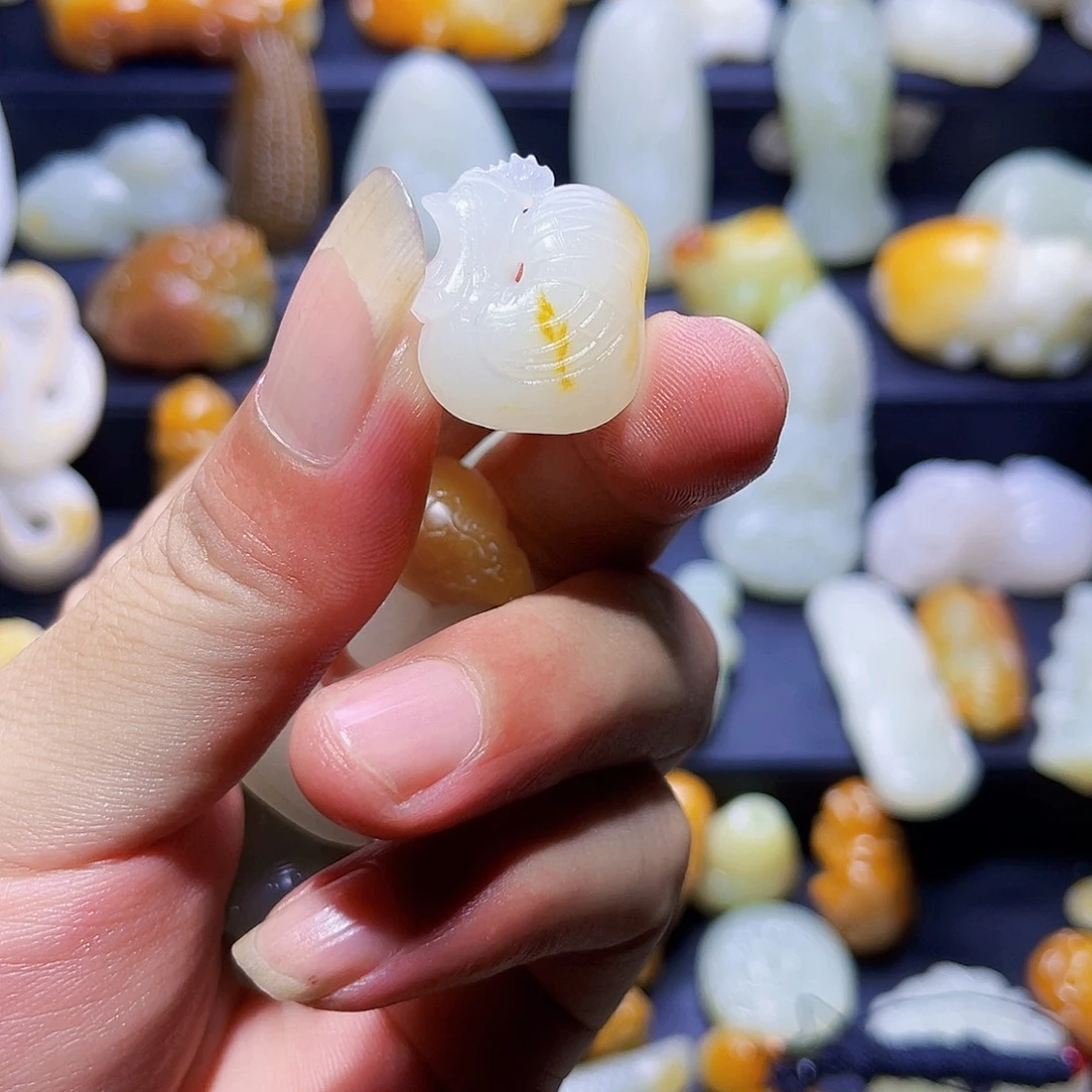 用***心颈饰未镶嵌和田玉