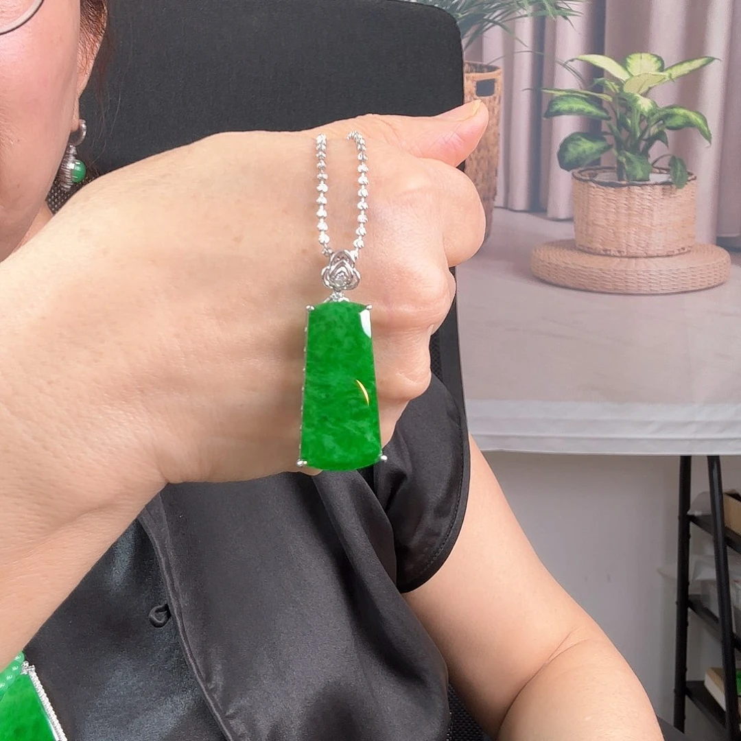 翡翠颈饰18K金镶嵌方牌