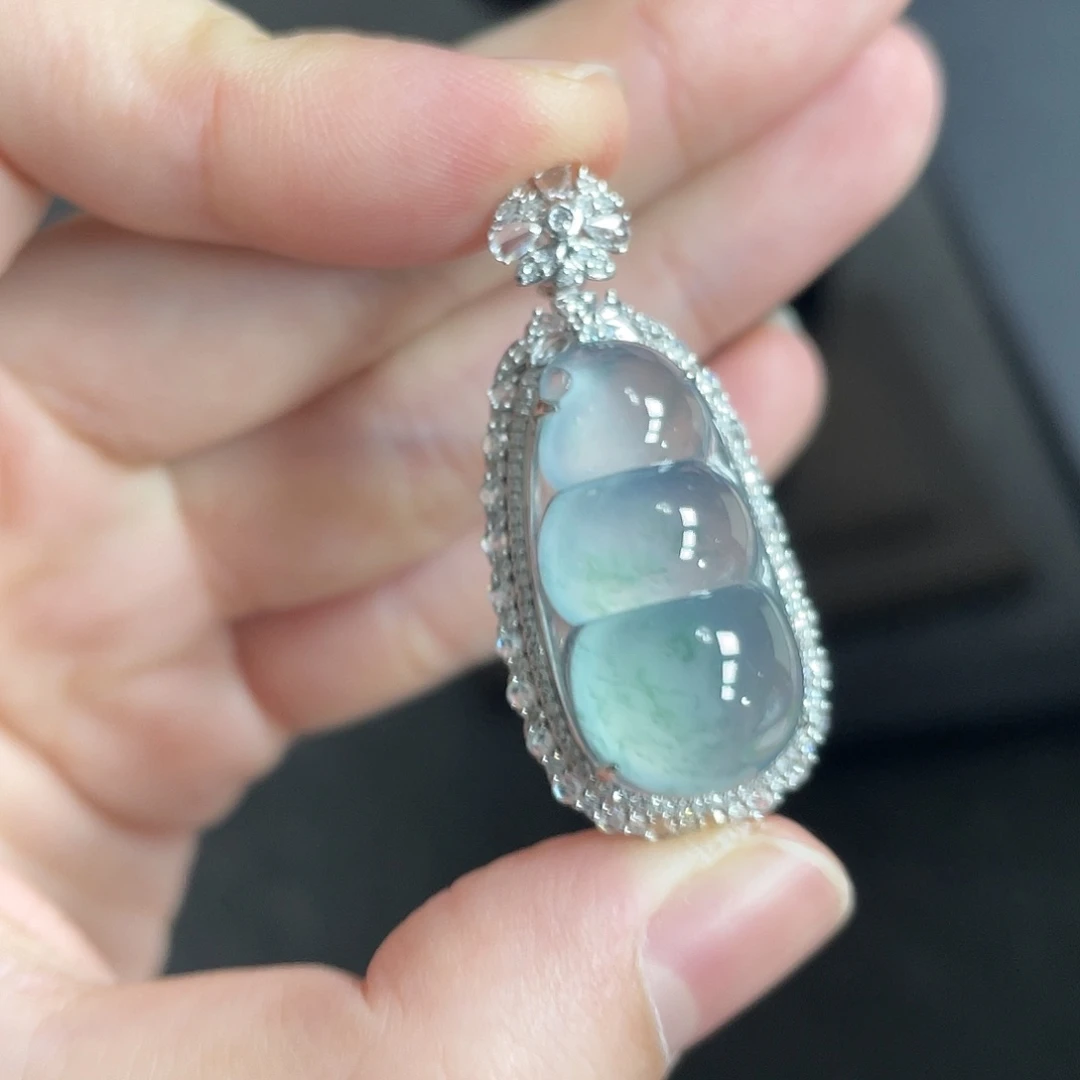 翡翠18K金镶嵌颈饰冰飘花福豆