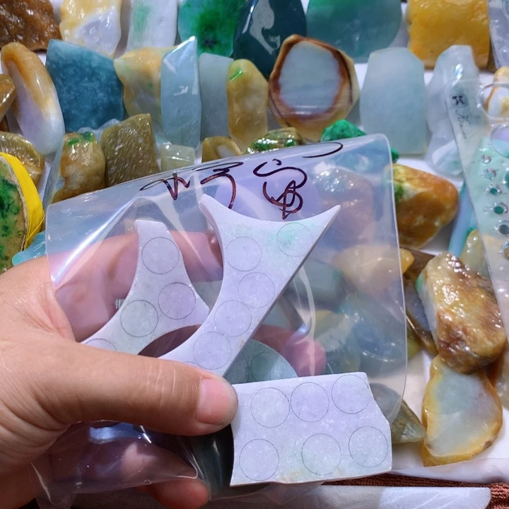 翡翠未镶嵌颈饰小****）缅甸天然翡翠牌子吊坠片料珠子平安扣