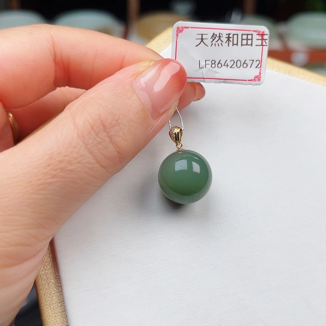 颈饰18K金镶嵌和田玉