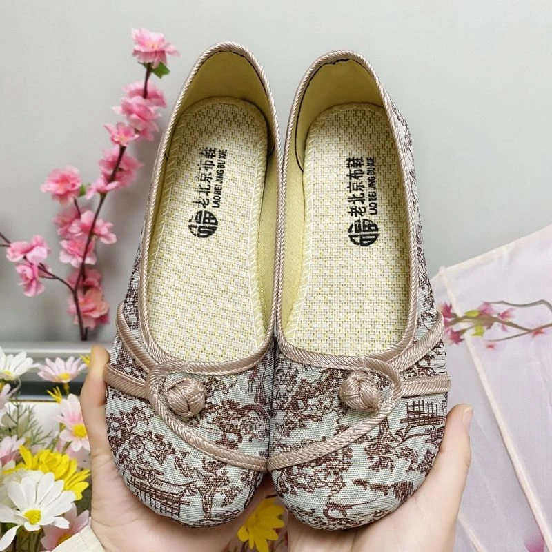 民族风新款软底透气中老年防滑老北京布鞋妈妈鞋汉服平底绣花鞋女