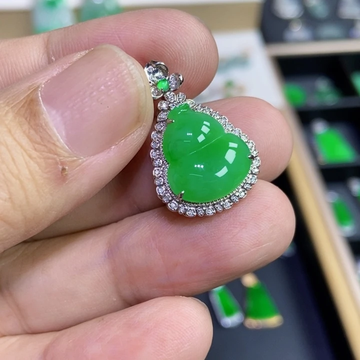 翡翠18K金镶嵌颈饰