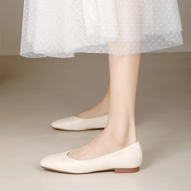 2025新款软皮平底舒适鞋少女小众米白色简约方头单鞋上班通勤鞋子