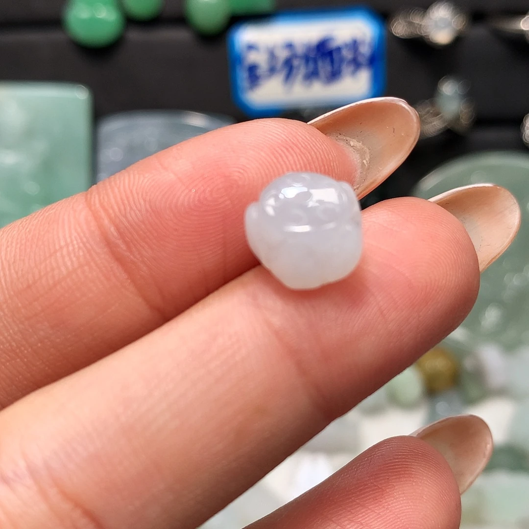 翡翠未镶嵌颈饰莲花