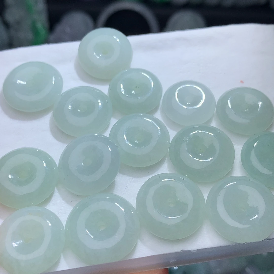 翡翠未镶嵌颈饰多样性发其一