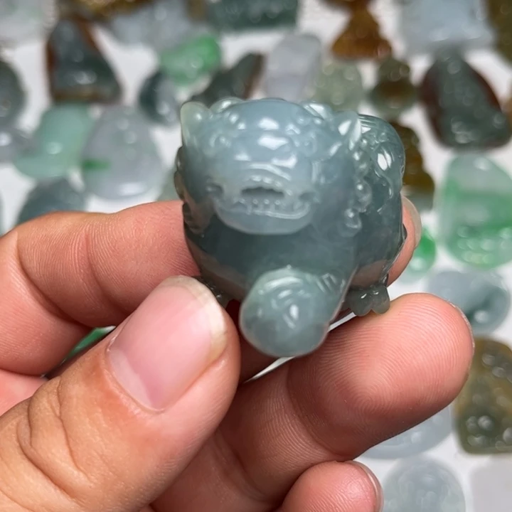 翡翠未镶嵌颈饰狮子