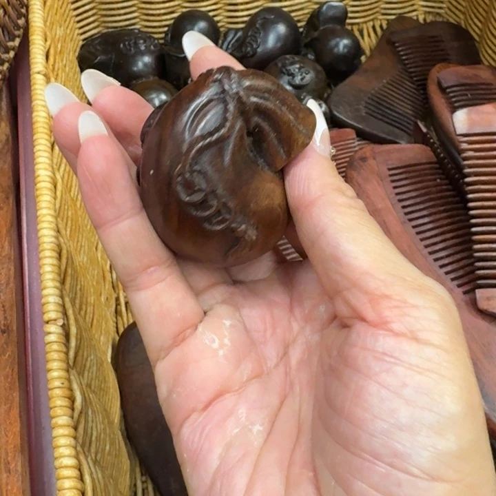 交趾黄檀（大红酸枝）酸枝钱袋子手把件