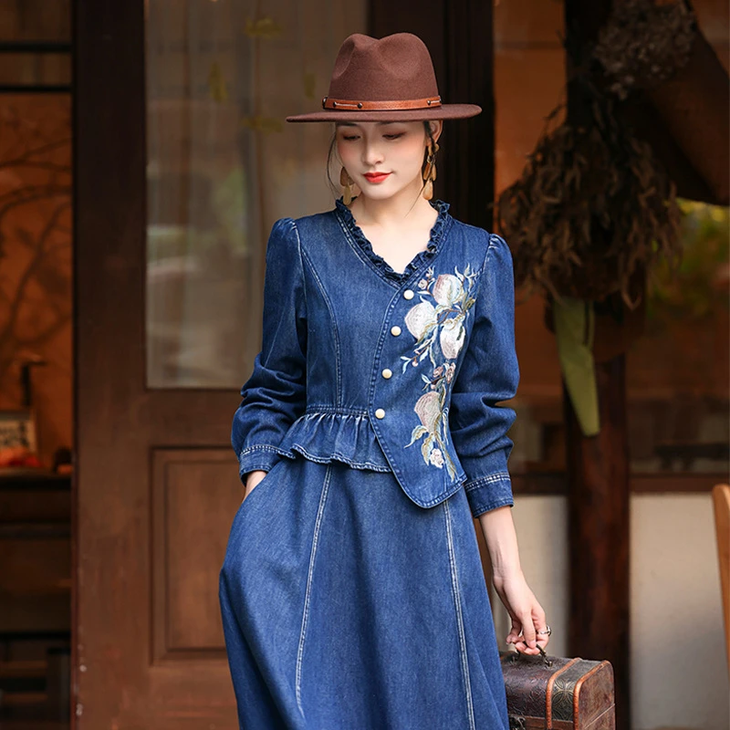 【董艺旅行穿搭】2025气质木耳领连衣裙复古重工刺绣牛仔长裙A82721