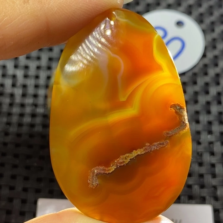 未镶嵌颈饰玛瑙/玉髓露*。