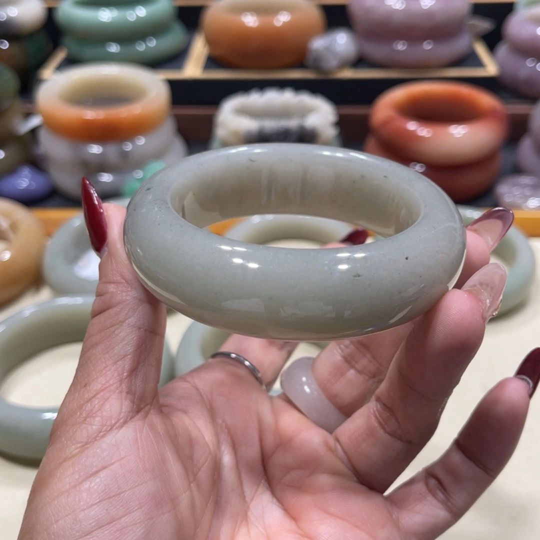 未镶嵌手镯石英岩玉